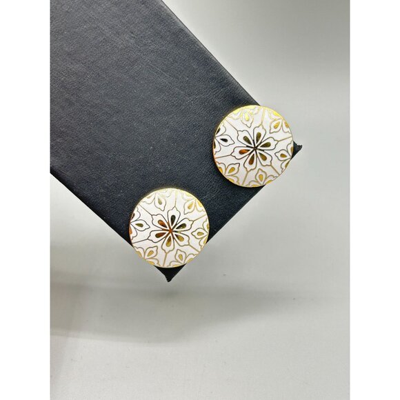 Vintage Elegant White Enamel Floral Stud Earrings Round Pierced Flower Jewelry - Picture 3 of 7